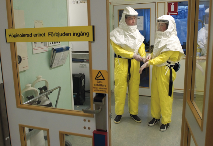 Sjuksköterskan misstänks ha smittats av ebola i Sierra Leone och förs nu till specialenheten i Linköping. Foto: Läkartidningen